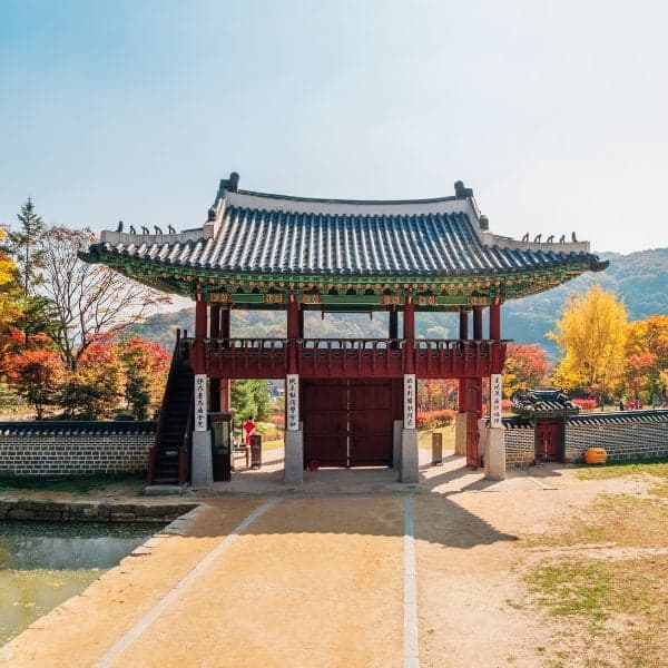 Pháo đài Namhansanseong vào mùa thu Hàn Quốc