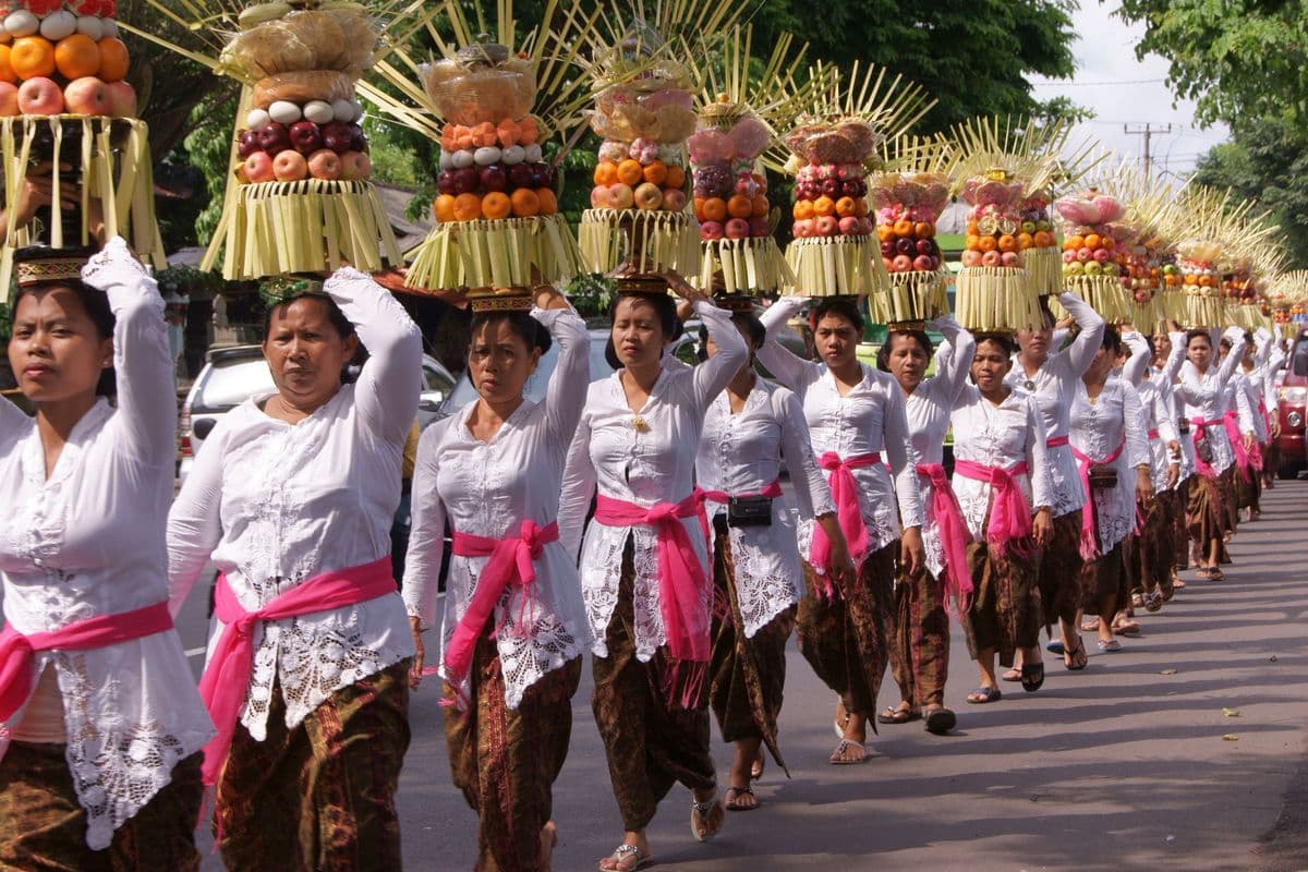 Hướng dẫn du lịch Bali tự túc - Galungan (lễ tưởng nhớ tổ tiên)