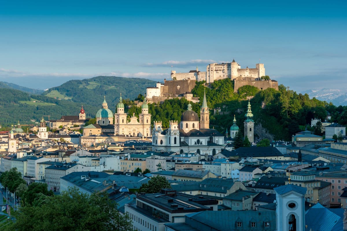 Phố Cổ Salzburg bên kia sông Salzach