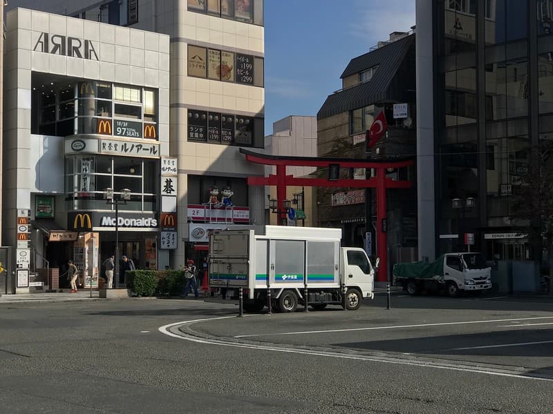 Cổng torii đánh dấu điểm bắt đầu của Phố mua sắm Komachi-dori.