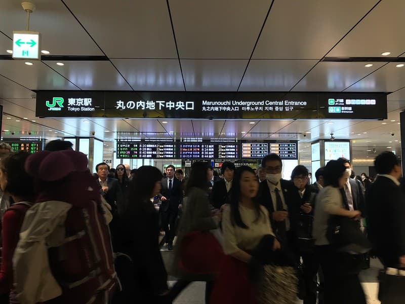 Lối vào ga tàu điện ngầm Marunouchi đến ga JR Tokyo vào buổi sáng ngày thường.