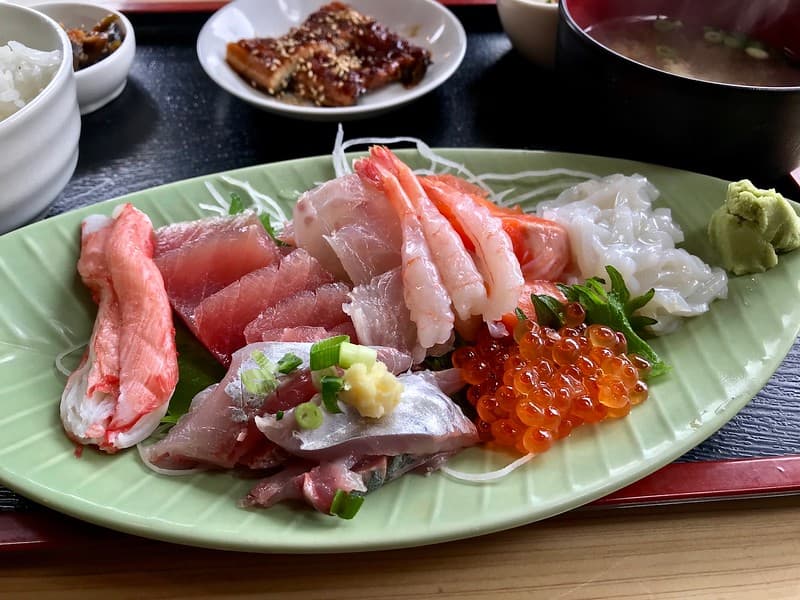 Set cơm trưa sashimi tại
Daimasa.