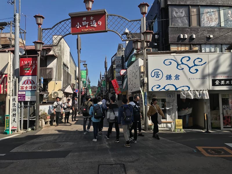 Phố mua sắm Komachi-dori gần Ga Kamakura.