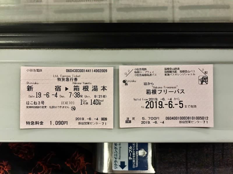Bên trái: vé lên Xe Tình Yêu. Bên phải: Vé Hakone Free Pass
có giá trị trong 2
ngày.