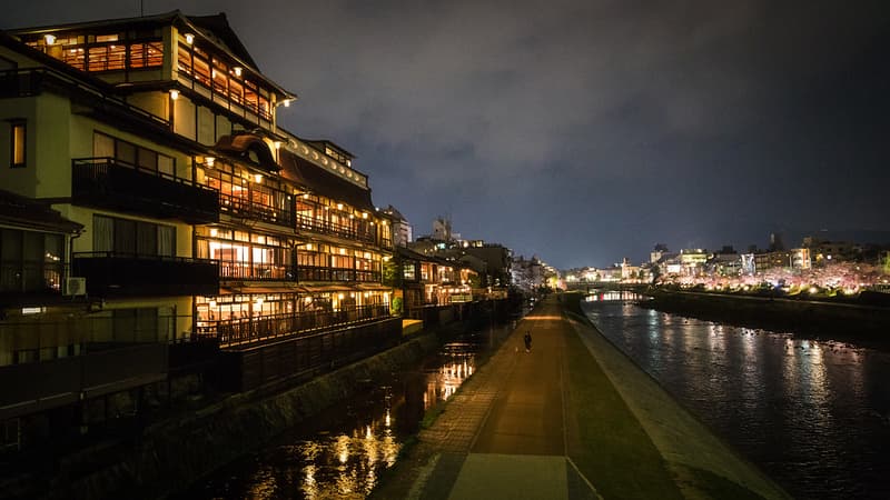 Ánh đèn phản chiếu trên sông Kamo-gawa, Kyoto, vào buổi tối