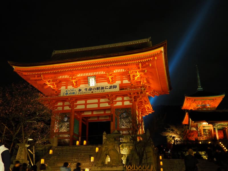 Đền Kiyomizu-michi được thắp sáng vào ban đêm