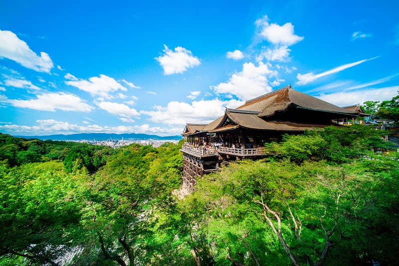 Góc nhìn từ trên cao xuống Chùa Kiyomizu-dera, Kyoto, vào một ngày nắng