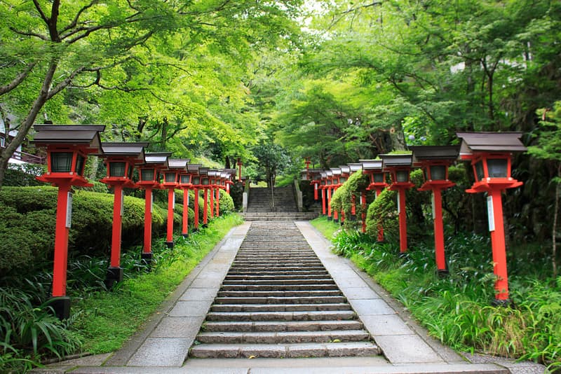 Những bậc thang dẫn lên Chùa Kurama-dera, Kyoto, với đèn lồng đỏ truyền thống hai bên