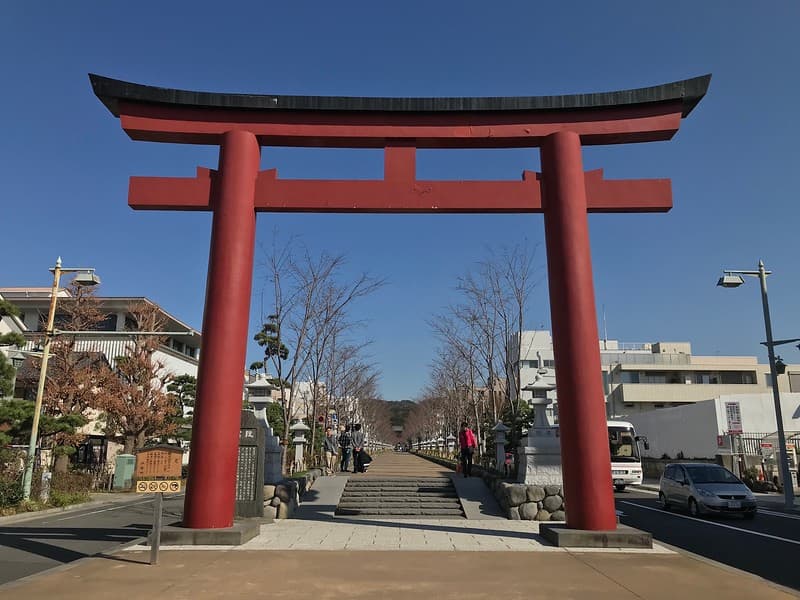 Cổng torii lớn dẫn đến đền thờ. Ngã tư này được gọi là
Ninotorii-mae.