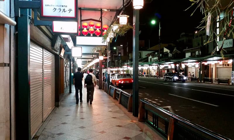 Cảnh đường phố Trung Tâm Kyoto vào buổi tối