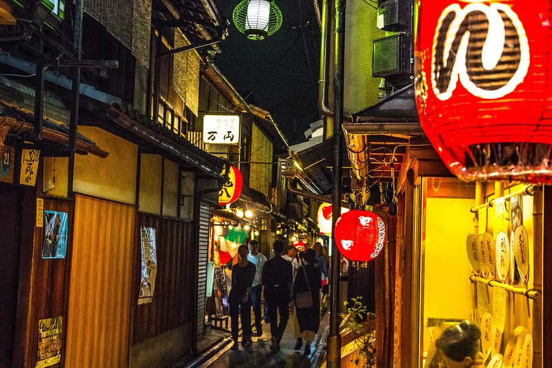 Ánh đèn rực rỡ trong con hẻm truyền thống Pontocho, Kyoto vào ban đêm