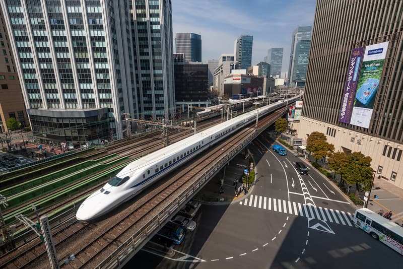 Tàu cao tốc Shinkansen. Bản quyền biên tập: Michael von Aichberger
/
Shutterstock.com