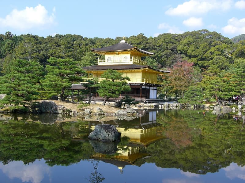Gác Vàng nổi tiếng phản chiếu trên mặt nước ở Chùa Kinkaku-ji, Kyoto
