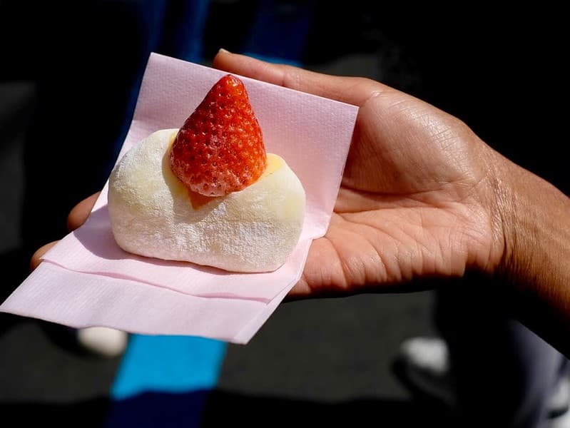 Bánh mochi dâu tây nhân kem trứng.