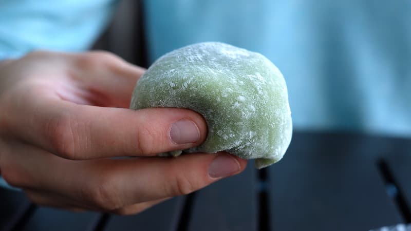 Một chiếc bánh daifuku matcha mềm, nặng.