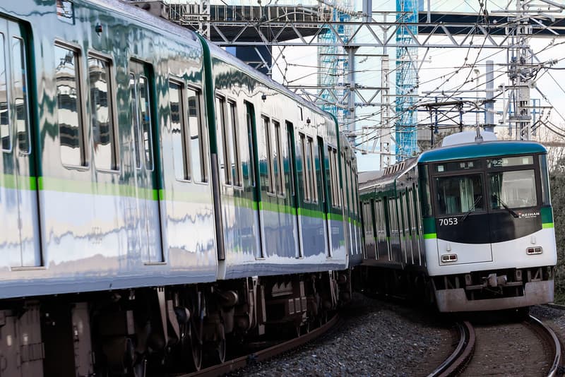 Hai đoàn tàu đi ngược chiều nhau trên Tuyến Keihan, Kyoto