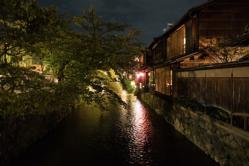 Ánh đèn lung linh phản chiếu ở Gion Shimbashi vào buổi tối, Kyoto