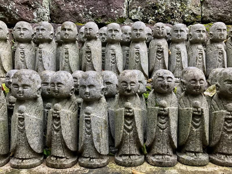 Những bức tượng nhỏ tại Đền Hasedera.