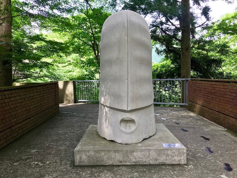 Tượng Weisser Maskierter Kopf của Rainer Kriester tại Bảo tàng Ngoài trời Hakone.