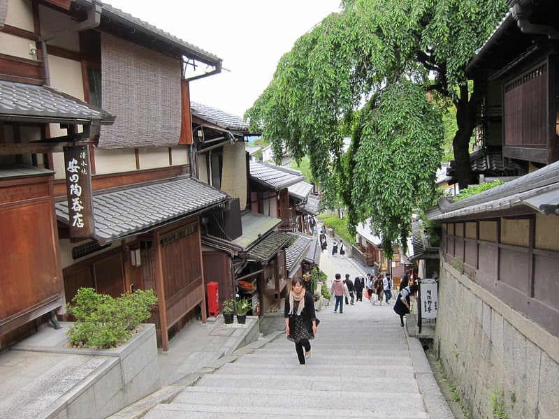Ninen-zaka và Sannen-zaka với kiến trúc cổ kính và con đường yên tĩnh dẫn lên Chùa Kiyomizu-dera, Kyoto