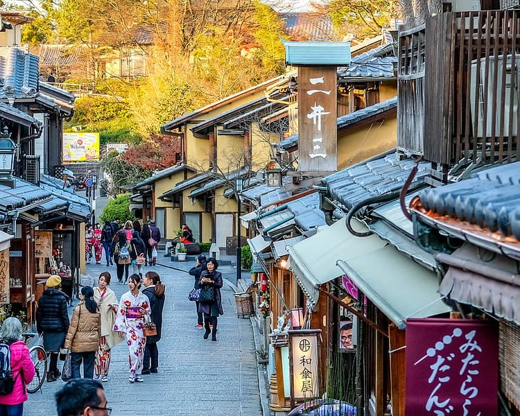 Người dân và du khách đi bộ dọc phố đi bộ Ninen-zaka, Kyoto