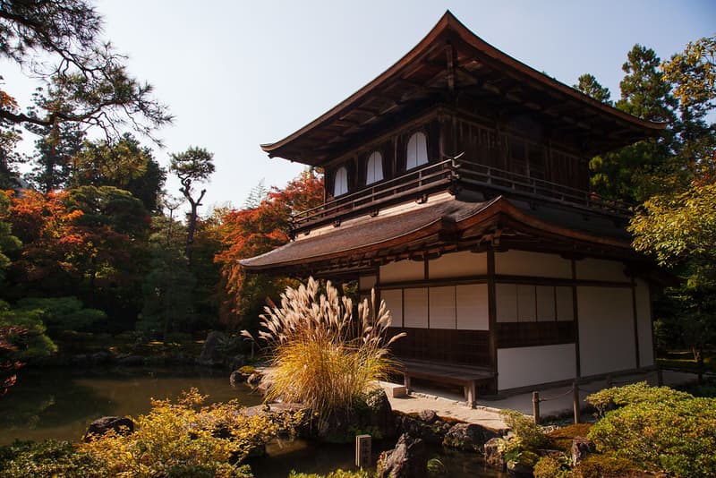 Góc nhìn mùa thu của Ginkakuji, Chùa Gác Bạc, được bao quanh bởi lá mùa thu
