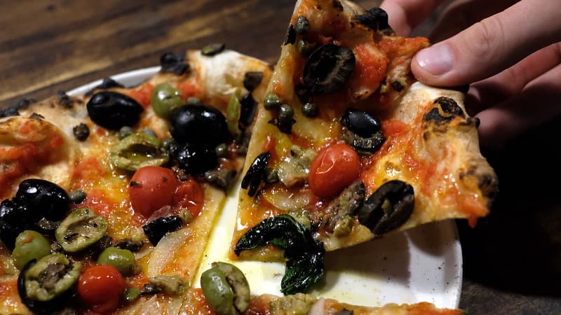 Một miếng pizza Olive.