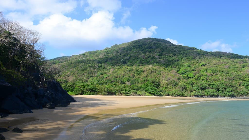 Bãi biển Suối Nóng, Côn Đảo, Việt Nam Du lịch Côn Đảo - Những bãi biển đẹp nhất, Bãi biển Suối Nóng