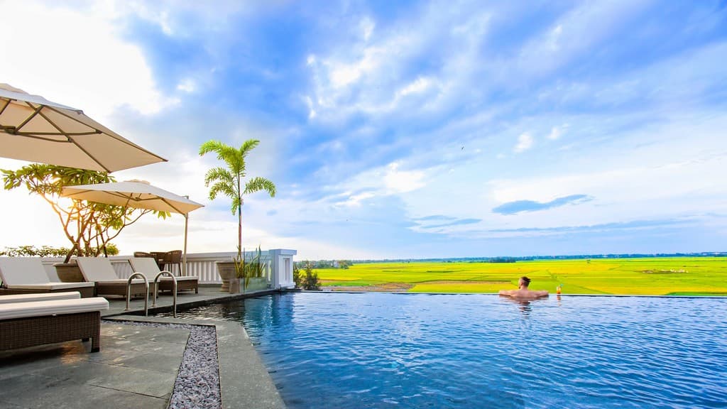 Bể bơi vô cực tại khách sạn Lasenta Boutique, Hội An, Việt Nam Du lịch Đèo Hải Vân bằng xe máy - Bể bơi vô cực tại khách sạn Lasenta Boutique, Hội An