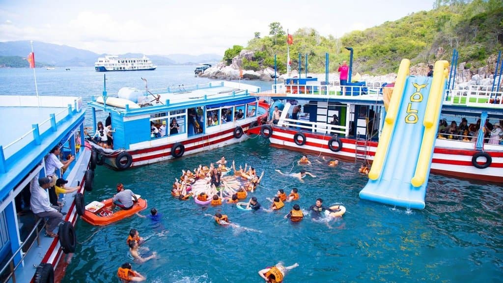 Đi tàu thăm đảo tắm biển - Nha Trang Du lịch Nha Trang - Đi tàu thăm đảo tắm biển