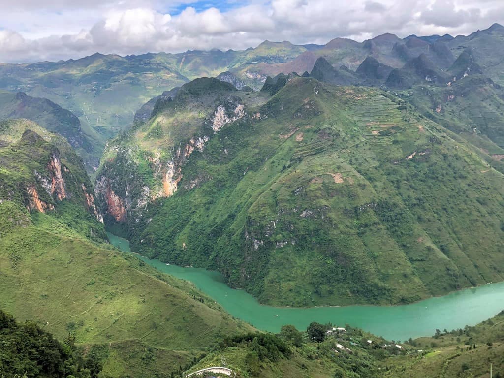 Ngắm hẻm núi Tu Sản, sông Nho Quế, Hà Giang Ngắm hẻm núi Tu Sản, sông Nho Quế, Du lịch Hà Giang - Khám phá đường mòn trên cao ở Mã Pí Lèng