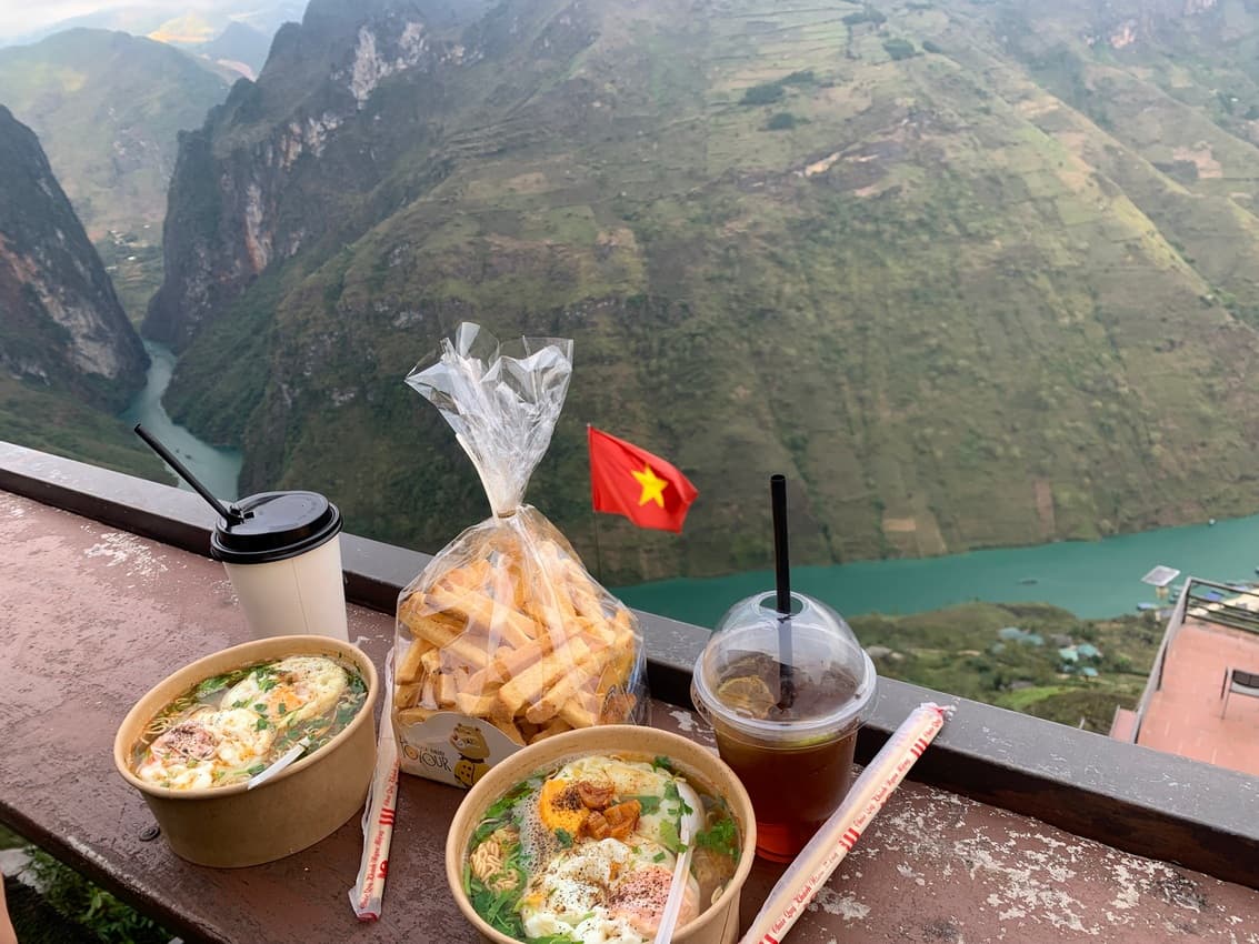 Ăn sáng trên đèo Mã Pì Lèng trước khi khởi hành Du lịch Hà Giang - Khám phá đường mòn trên cao ở Mã Pí Lèng