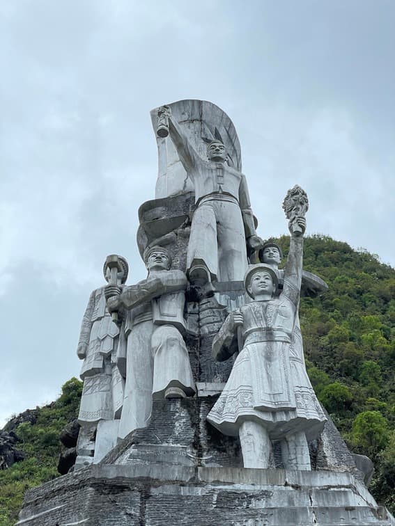 Tượng đài Tuổi Trẻ trên đèo Mã Pí Lèng, Hà Giang Tượng đài Tuổi Trẻ trên đèo Mã Pí Lèng, Hà
Giang