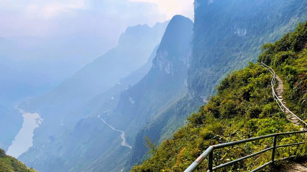 Con đường mòn cheo leo trên đèo Mã Pí Lèng Con đường mòn cheo leo trên đèo Mã Pí Lèng