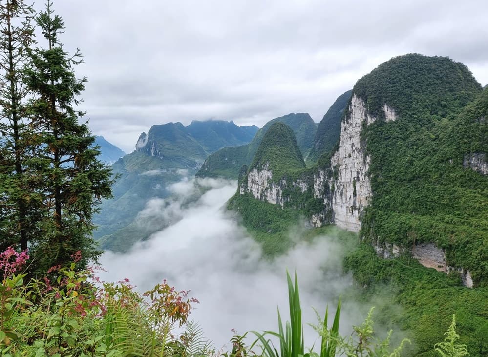 Vách đá trắng lớn, đường mòn đi bộ Sky Path, Hà Giang Vách đá trắng lớn, Du lịch Hà Giang - Khám phá đường mòn trên cao ở Mã Pí Lèng