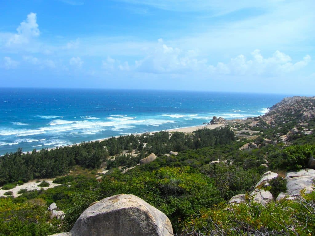 Bãi biển vắng, đường ven biển Núi Chúa Ninh Thuận - Cam Ranh Du lịch Phan Rang - Cam Ranh