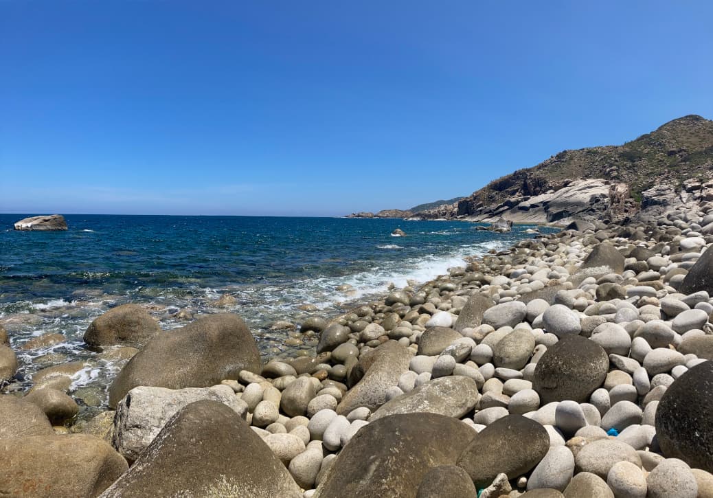 Bờ biển đầy đá trên đảo Bình Hưng Du lịch Phan Rang - Cam Ranh, Đảo Bình Hưng