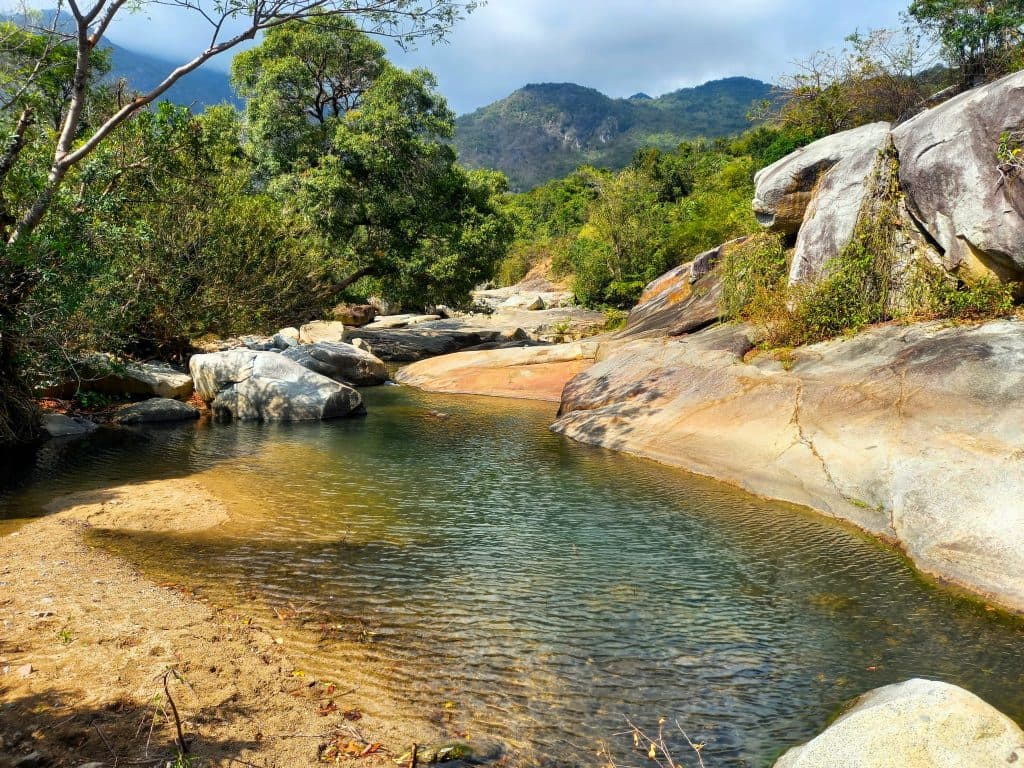 Cắm trại hoang dã ở Ninh Thuận Cắm trại hoang dã ở Ninh Thuận - gần sông suối