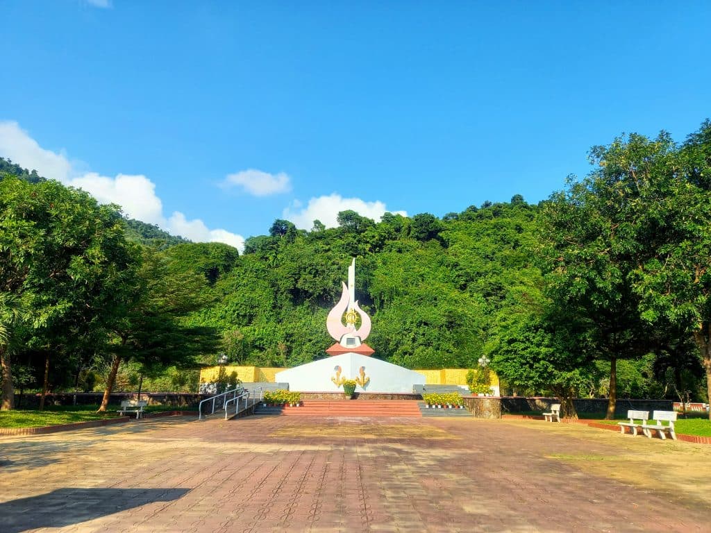 Vịnh Vũng Rô, Phú Yên - Tượng đài Tàu Không Số Vịnh Vũng Rô - Du lịch Phú Yên tự túc