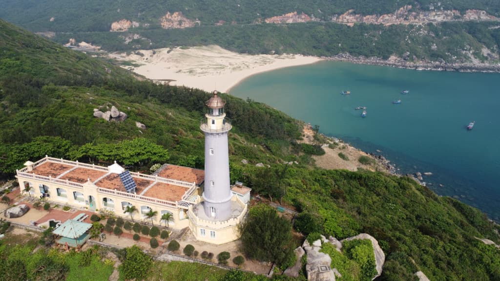 Hải đăng Đại Lãnh nhìn từ trên cao Du lịch Phú Yên tự túc - Hải đăng Đại Lãnh nhìn từ trên cao
