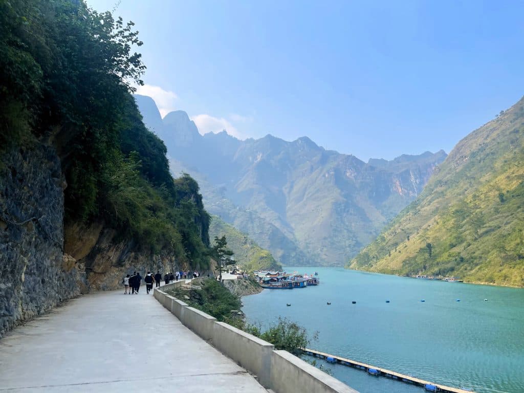 Du lịch Hà Giang - Khám phá vực Tu Sản bằng thuyền