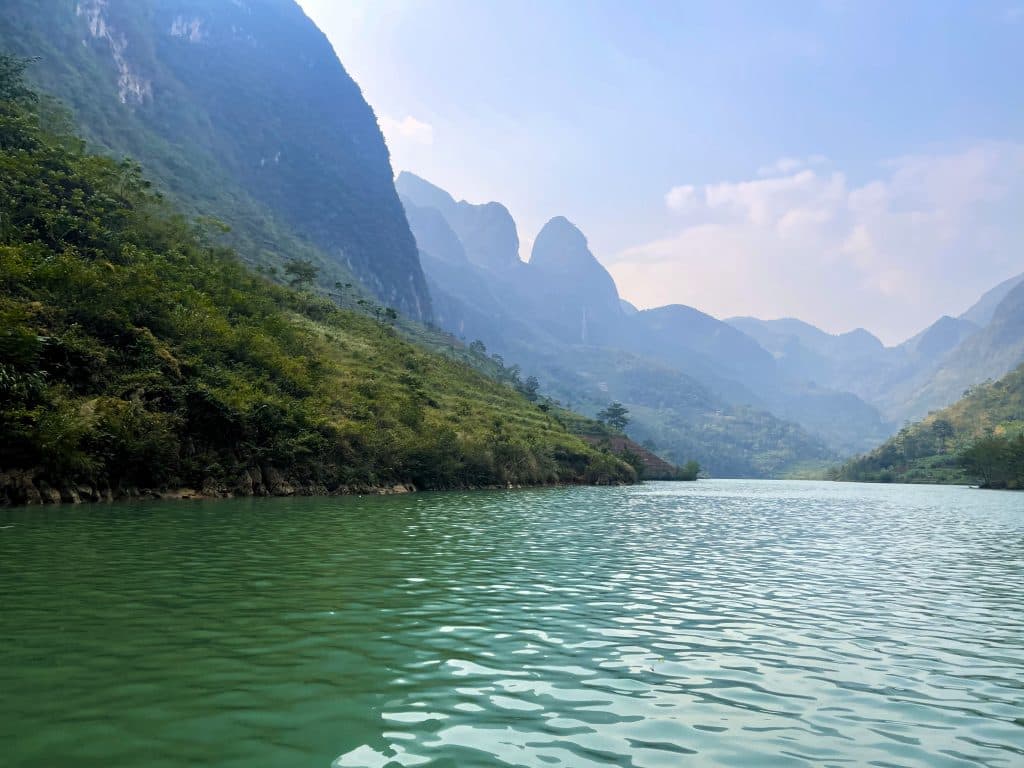 Du lịch Hà Giang - Khám phá vực Tu Sản bằng thuyền