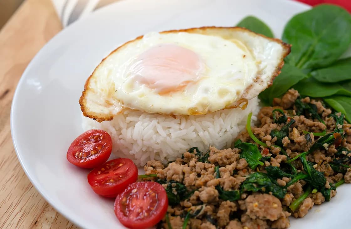 Du lịch Thái Lan tự túc - Món Thái ngon - Thịt lợn xào húng quế