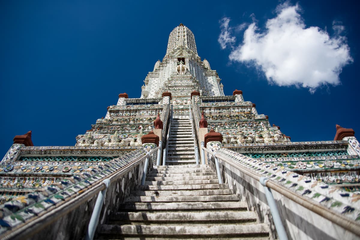 Kinh nghiệm du lịch Bangkok tự túc 3-5 ngày - Bậc thang lên đỉnh của đền Wat Arun