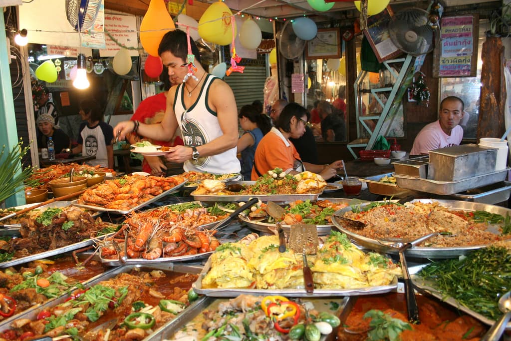 Kinh nghiệm du lịch Bangkok tự túc 3-5 ngày - Ăn từ các quầy hàng trên đường phố