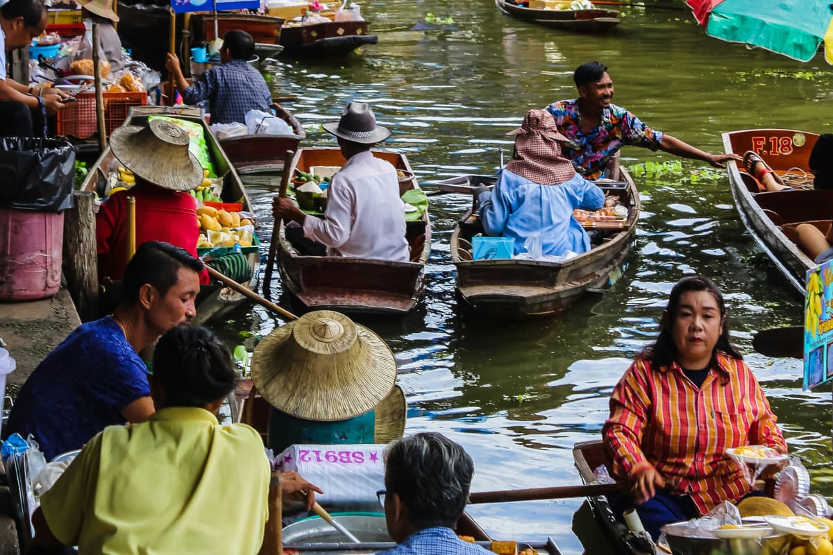 Kinh nghiệm du lịch Bangkok tự túc 3-5 ngày - Chợ nổi nổi tiếng ở Bangkok, Thái Lan với rất nhiều thuyền nhỏ bán hàng cho khách du lịch