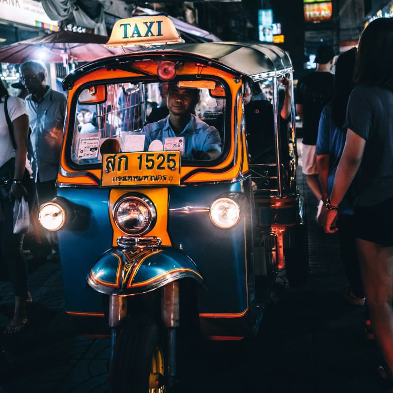 Du lịch Bangkok tự túc - Tuk tuk có thể len lỏi vào những con đường chật chội