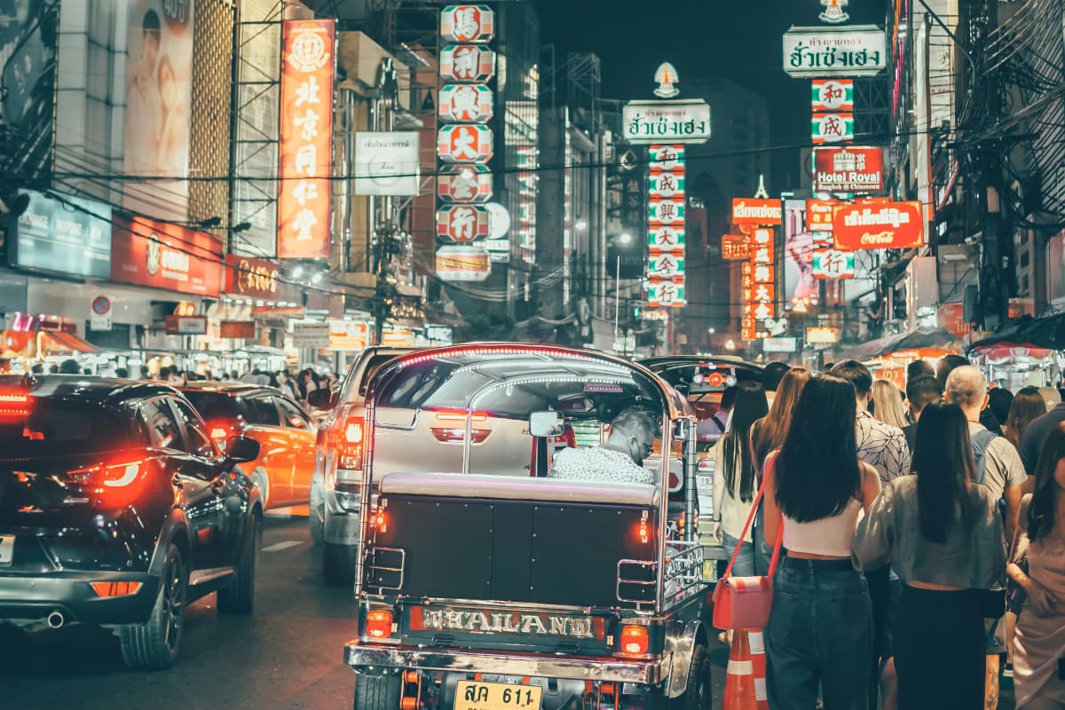 Kinh nghiệm du lịch Bangkok tự túc 3-5 ngày - Chinatown ở Bangkok luôn là khu vực nhộn nhịp về đêm