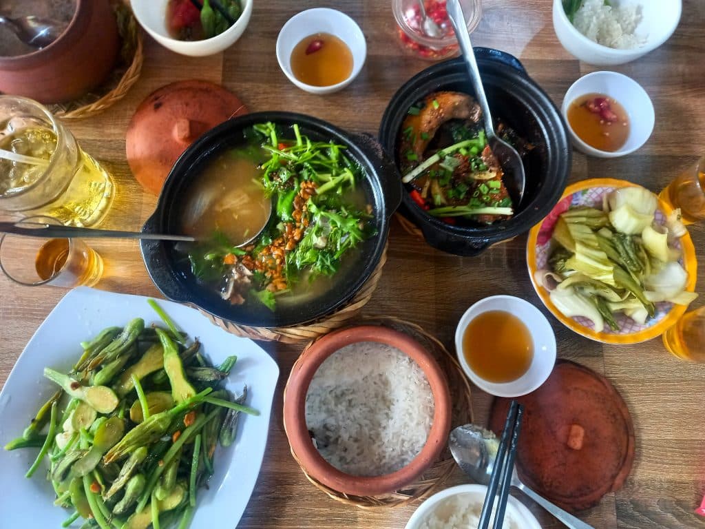 Cơm niêu, Con Dao, Vietnam