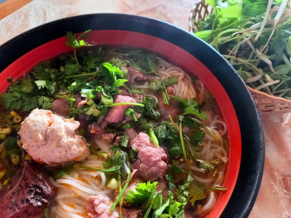Schüssel mit Bún Bò Huế, A Luoi, Vietnam